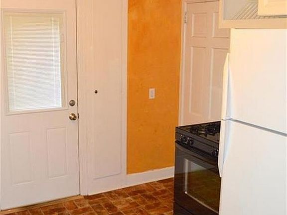 3rd image of 2307 Benderwirt Ave