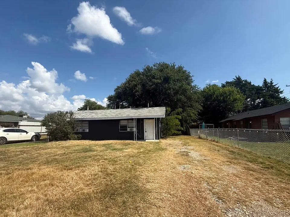 203 W Dove Ln