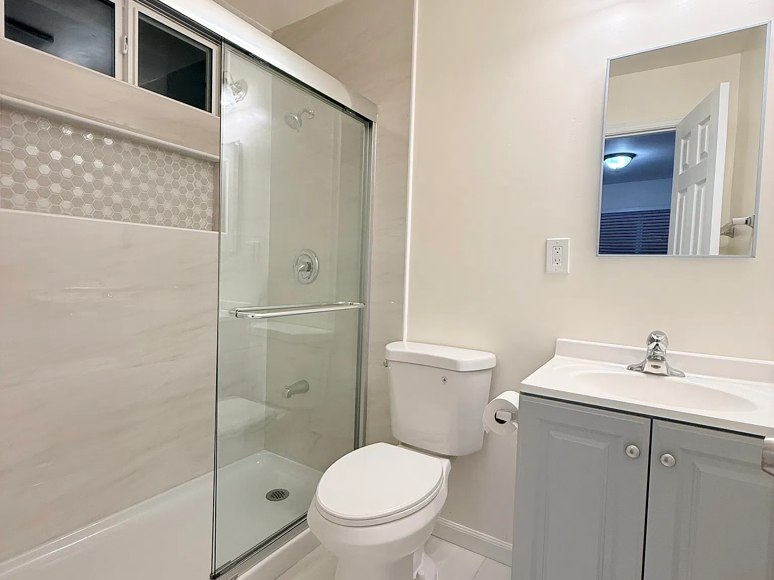 3 bed, 900 sqft, $2,950 — Photo 2