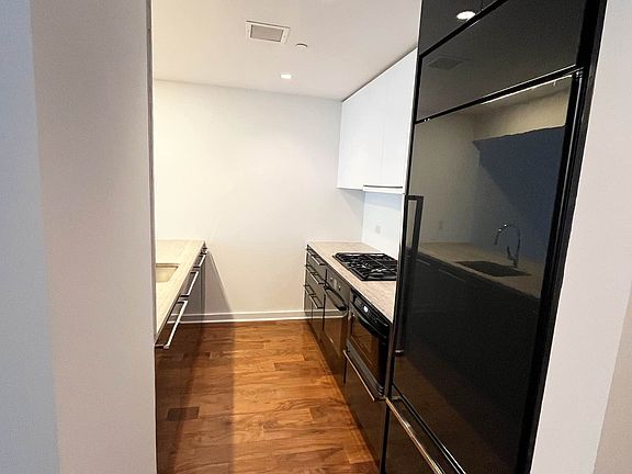 4th image of 2 Northside Piers APT 15J