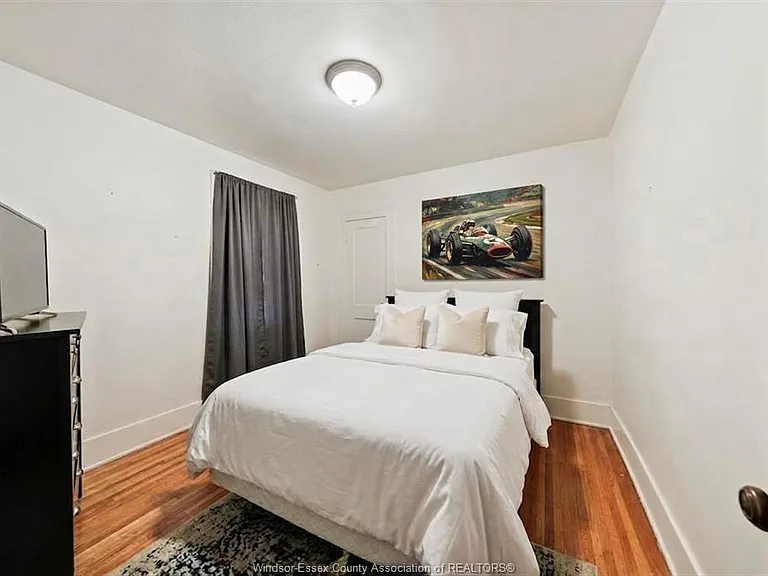 1596 Victoria Ave — Photo 9