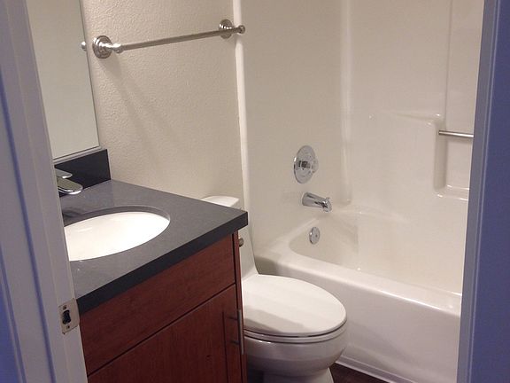 5th image of 234 W Juniper St APT 404