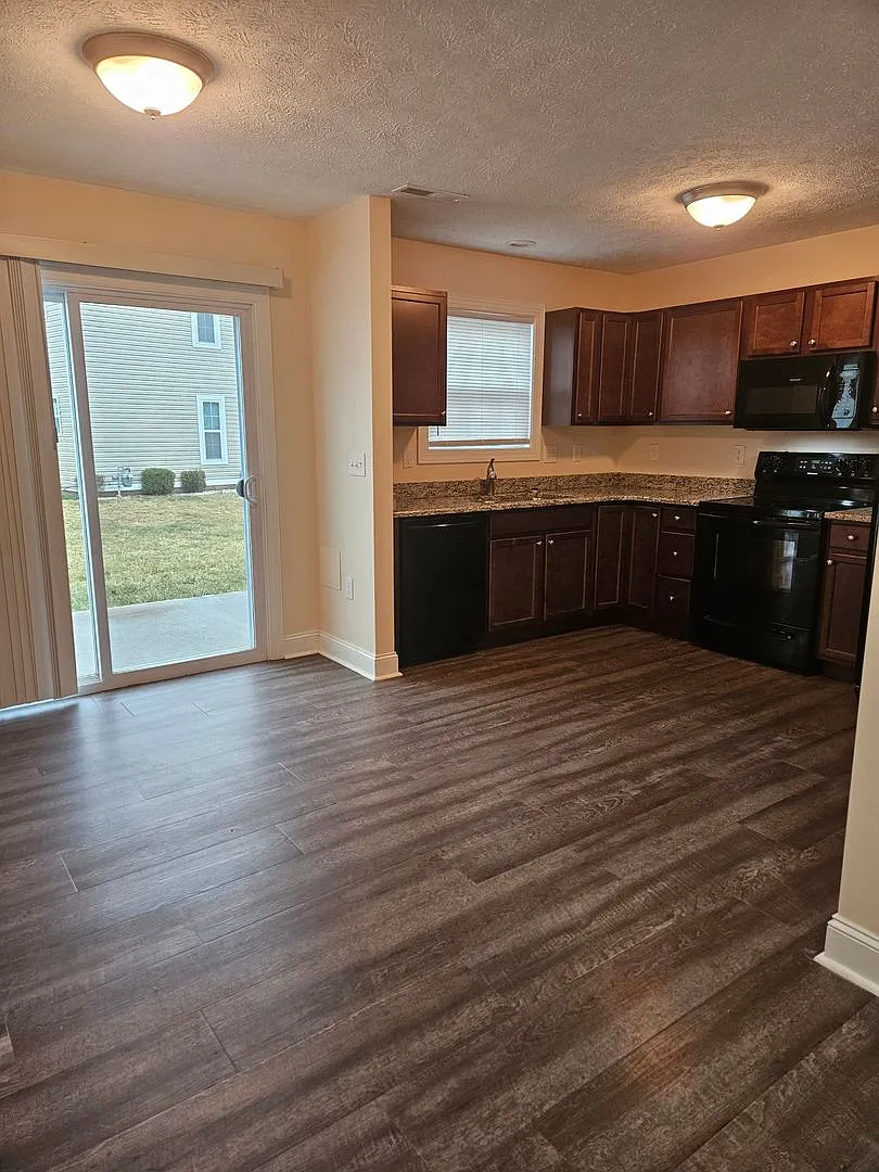 3 Bedroom, 3.5 Bath Townhouse — Photo 3