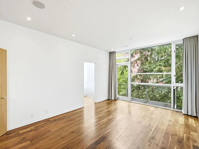 1076 S Van Ness Ave — Photo 36