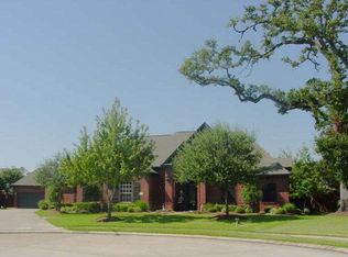 60 Scotch Pine Ct, Lake Jackson, TX 77566