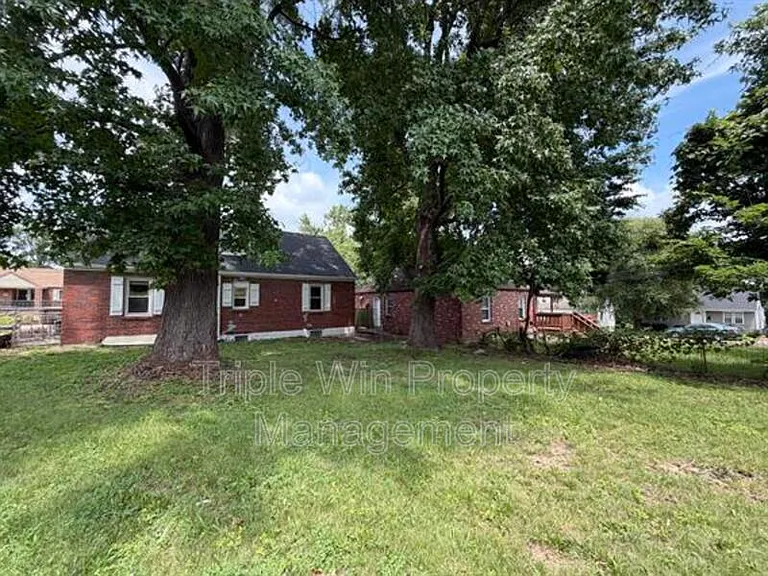 802 Rolwes Ave — Photo 8
