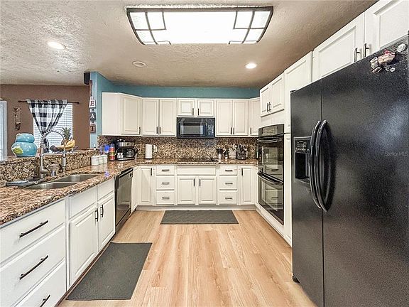 4th image of 525 AVENUE A NE
