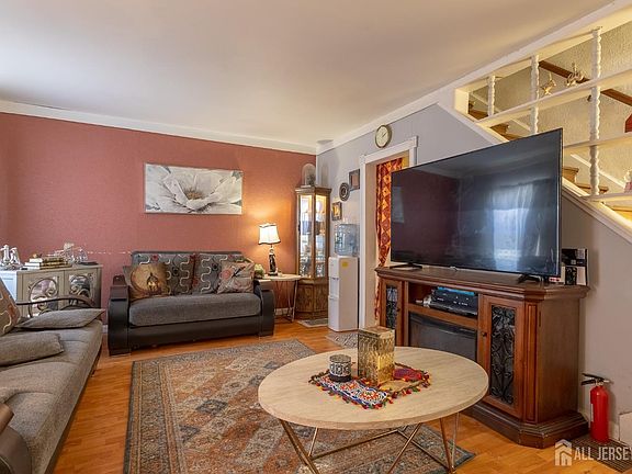 5th image of 48 Locust St