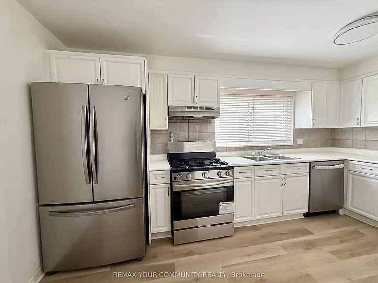 17 Regatta Cres #UPPER — Photo 3