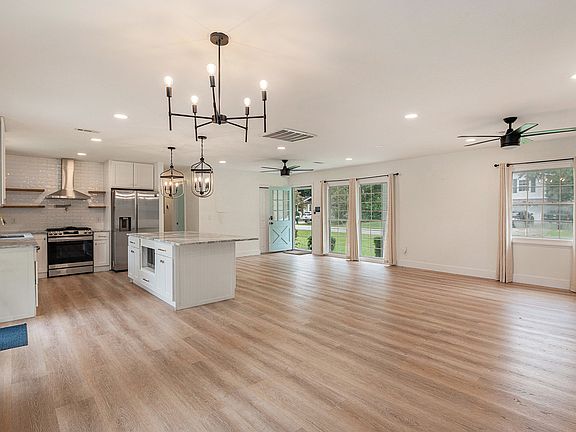 Living/dining area