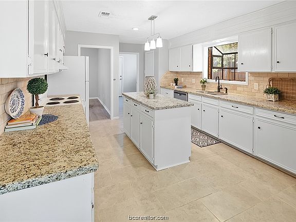 3rd image of 7805 Shiloh Ct