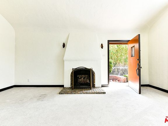 3rd image of 836 Venezia Ave