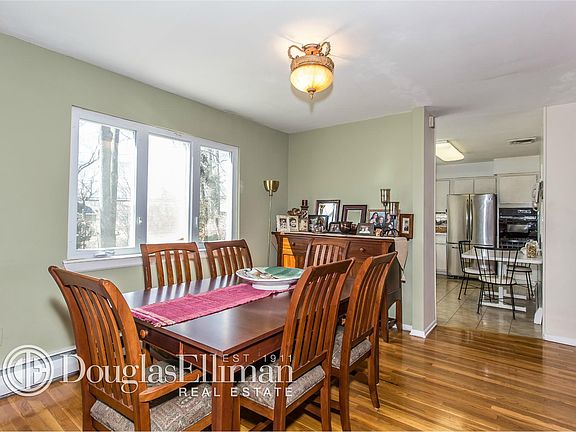 3rd image of 19 Melissa Ln