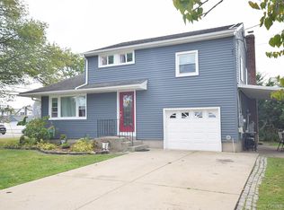 200 Cedar Ln, Babylon, NY 11702