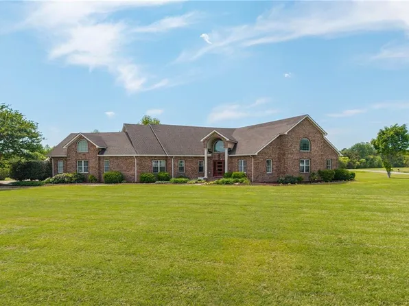 106 Phyllis Ct, Moyock, NC 27958