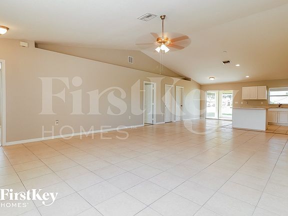 3rd image of 2916 NE 5th Pl