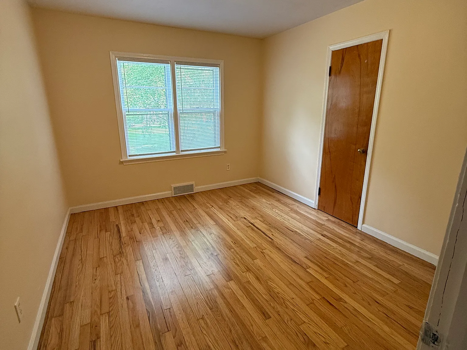 5 bed, 2700 sqft, $2,500 — Photo 3