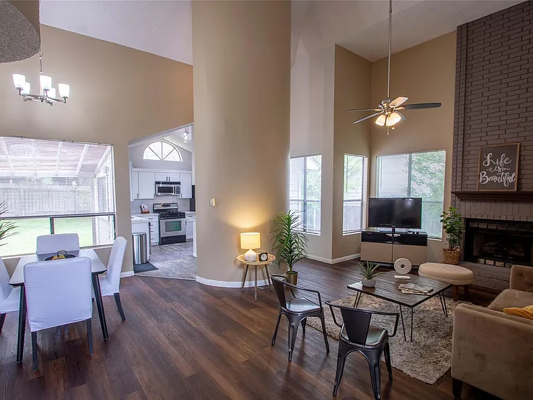 2108 Warfield Way — Photo 3