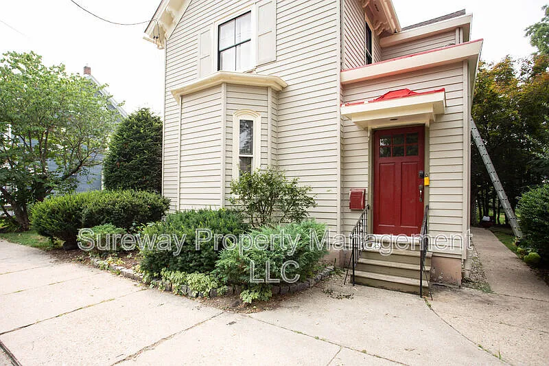 5 bed, 2.5 bath, 2677 sqft, $4,350 — Photo 2