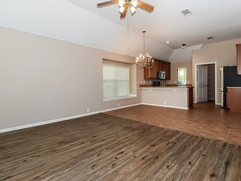 2224 Kingsdale Ct — Photo 4