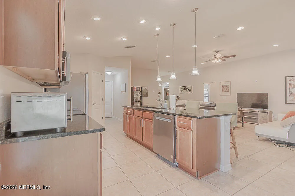 4 bed, 2.0 bath, 1810 sqft, $2,500 — Photo 3