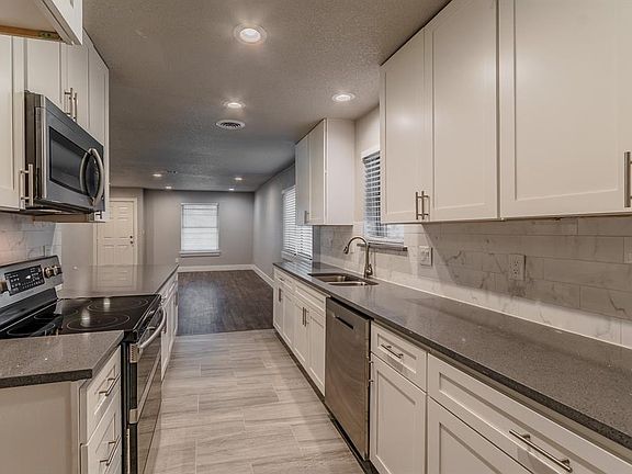 5th image of 2701 Laramie St