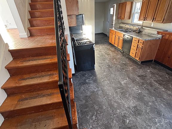 5th image of 212 Woodstock Ave S