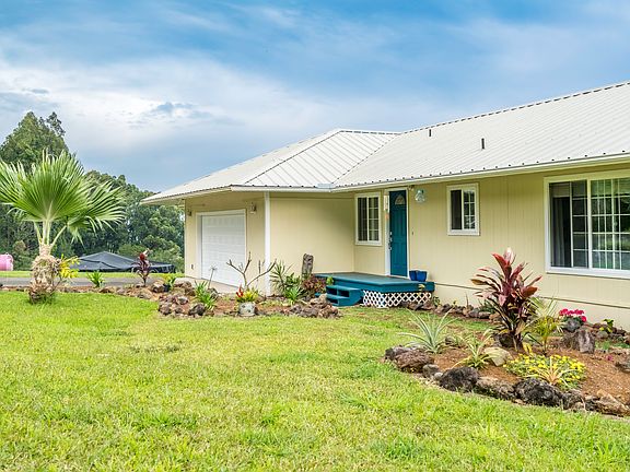 Nicely manicured front entry