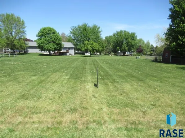 E 7th St, Hills, MN 56138