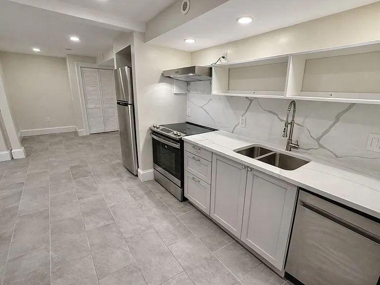 35 Foster St #A — Photo 4