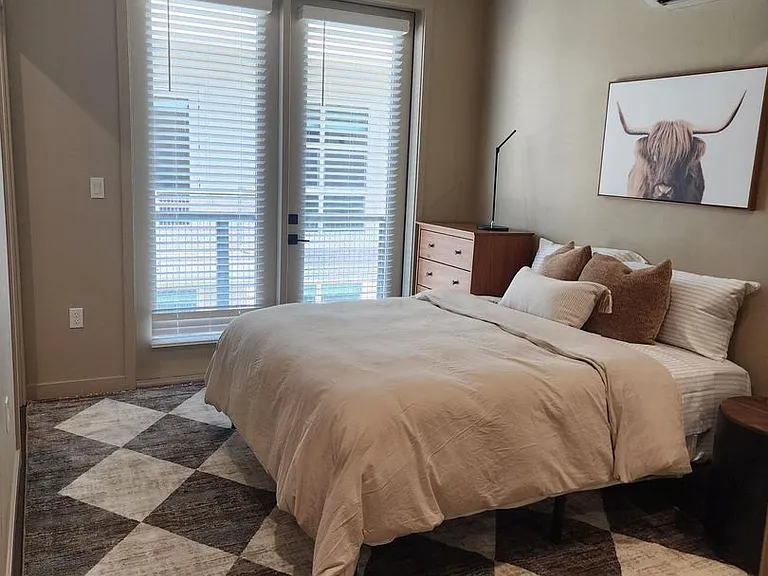 Vantage Pointe East — Photo 22