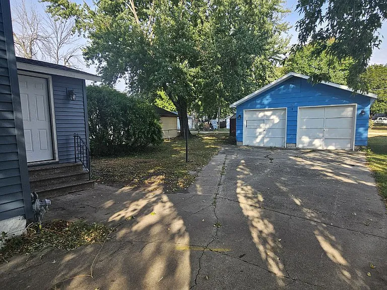 217 2nd Ave SE — Photo 3