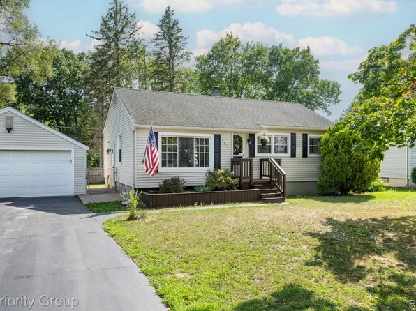 5515 Clinton River Dr, Waterford, MI 48327