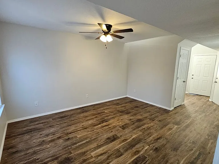 1100 W Crow St — Photo 4