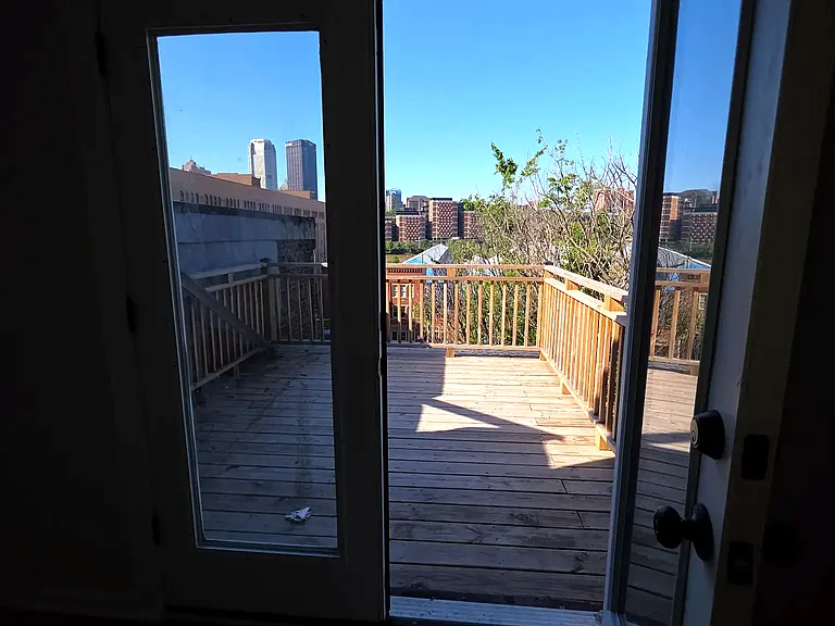 407 E Carson St — Photo 14