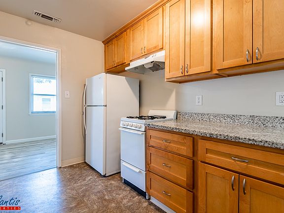 4th image of 355 N Autumn St APT 2