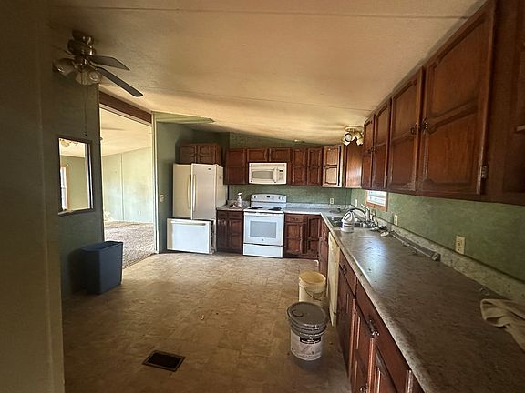 3rd image of 1290 Oxford Dr