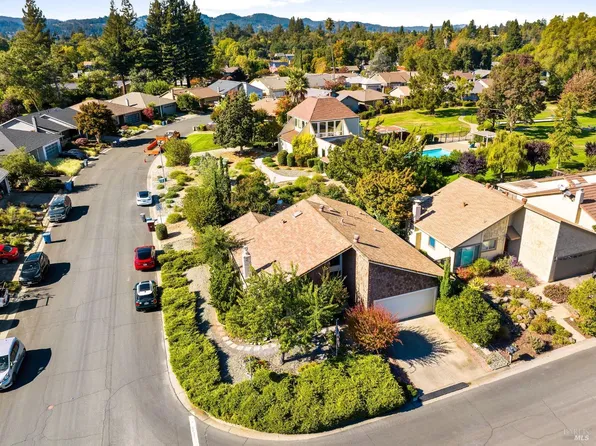 201 Prune Tree Drive, Healdsburg, CA 95448