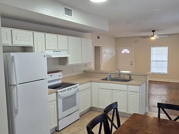 3rd image of 259 W King St #B