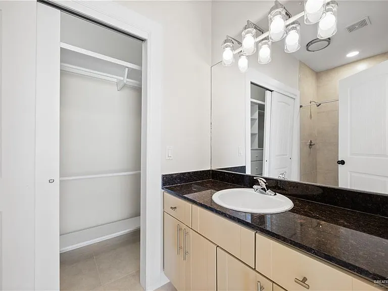 813 Travis St #408 — Photo 12