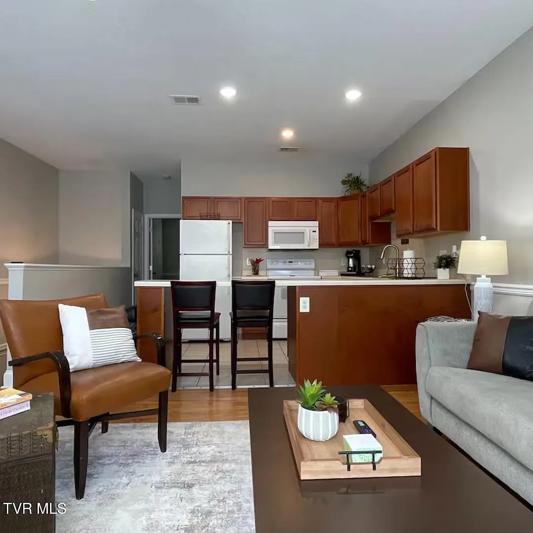 2 bed, 792 sqft, $2,500 — Photo 3