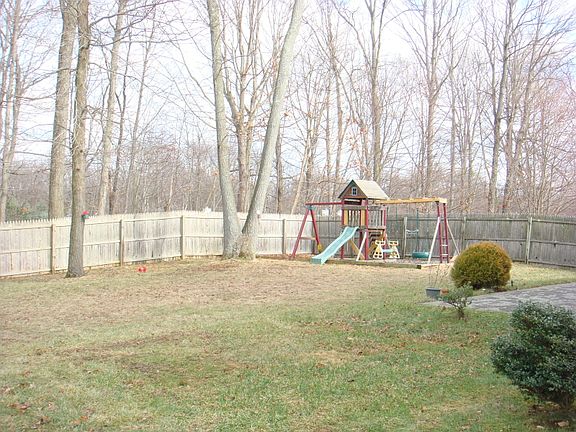 3rd image of 11 Tall Oaks Ln