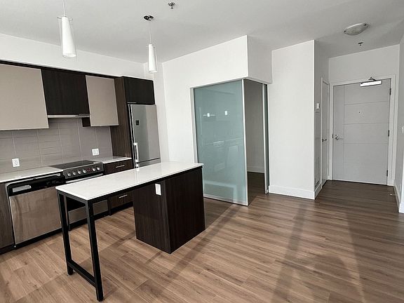 4th image of 203 College St #703