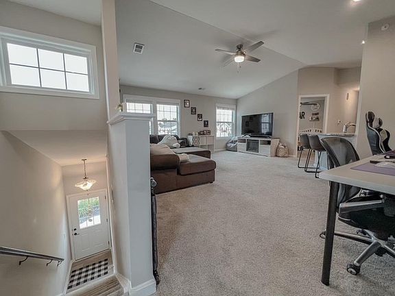 3rd image of 404 E Wind Ln