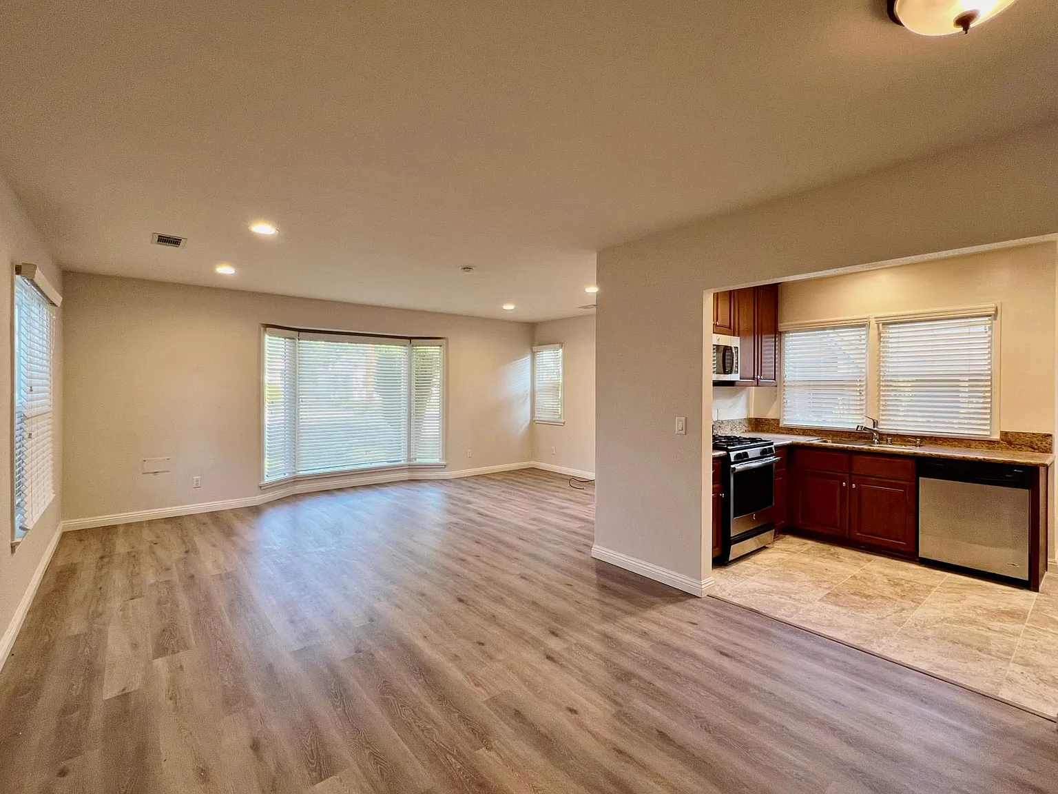 2 bed, 1025 sqft, $2,745 — Photo 4