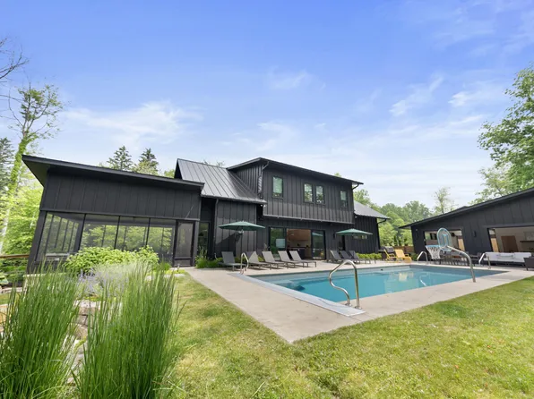 15461 Lakeshore Rd, Lakeside, MI 49116