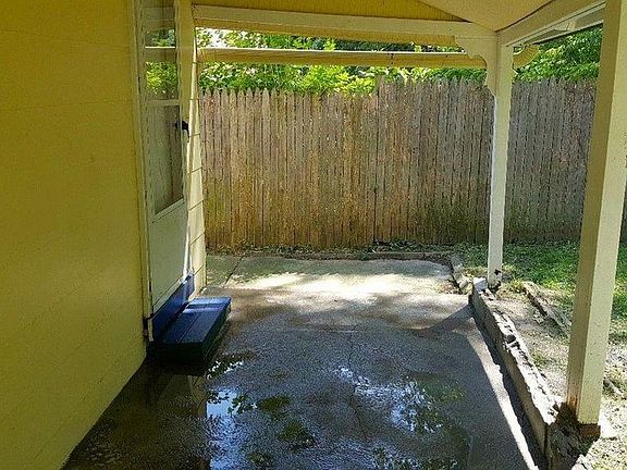 Covered patio in back