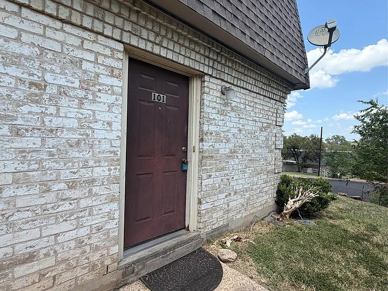 2303 Barton Village Cir #101 — Photo 2
