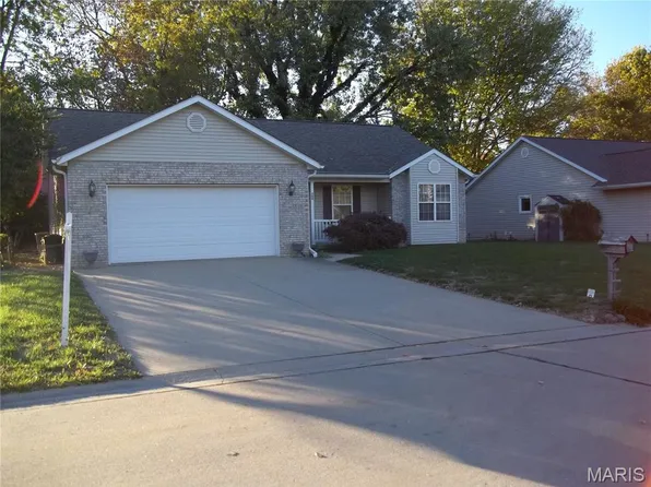 340 Nottingham Ln, Highland, IL 62249