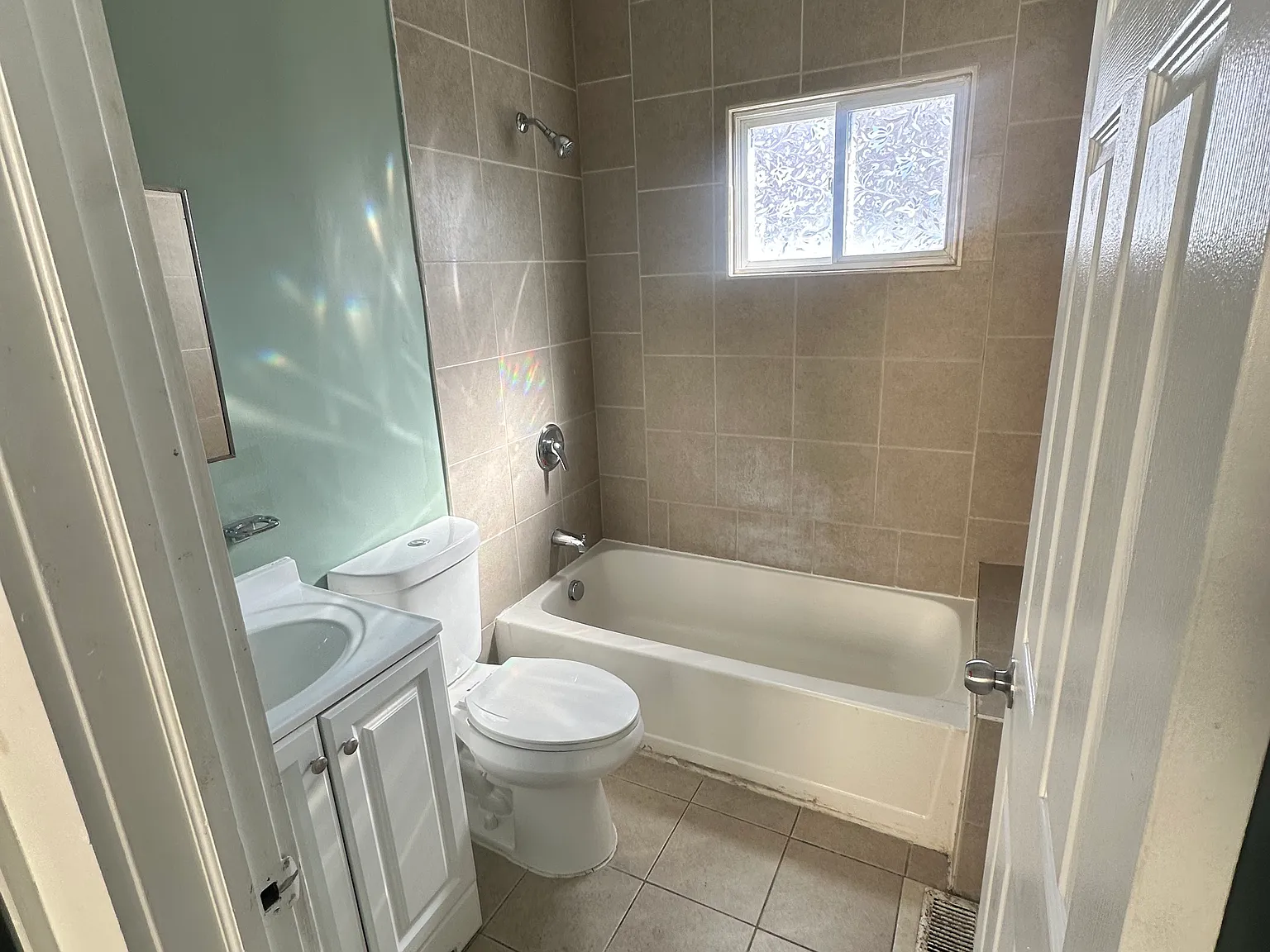 3 bed, $2,050 — Photo 4